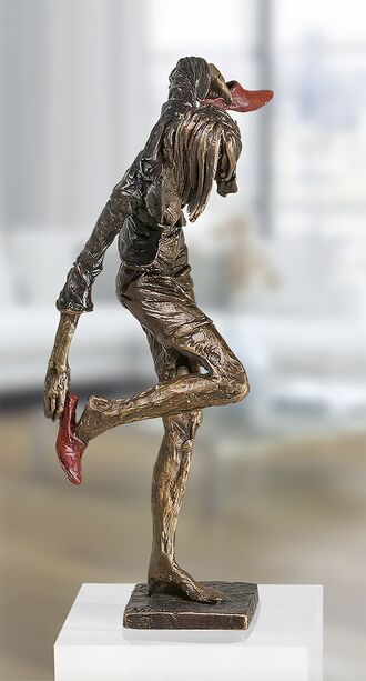 Bronzefigur limitiert - Frau zieht Schuhe aus - Brofrau-Balance