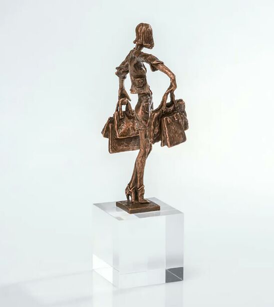 Limitierte Bronzeskulptur Frau mit Sockel - Balance-Einkäuferin