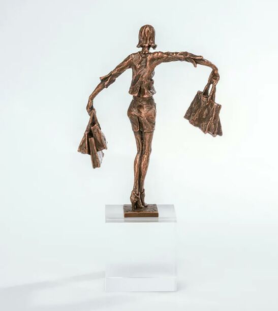 Limitierte Bronzeskulptur Frau mit Sockel - Balance-Einkäuferin