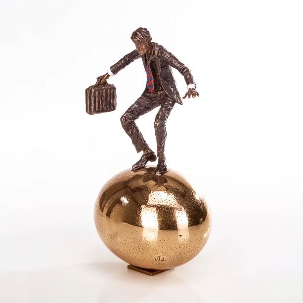 Mann auf goldener Kugel - limitierte Bronzeskulptur - Balance auf goldenem Ei