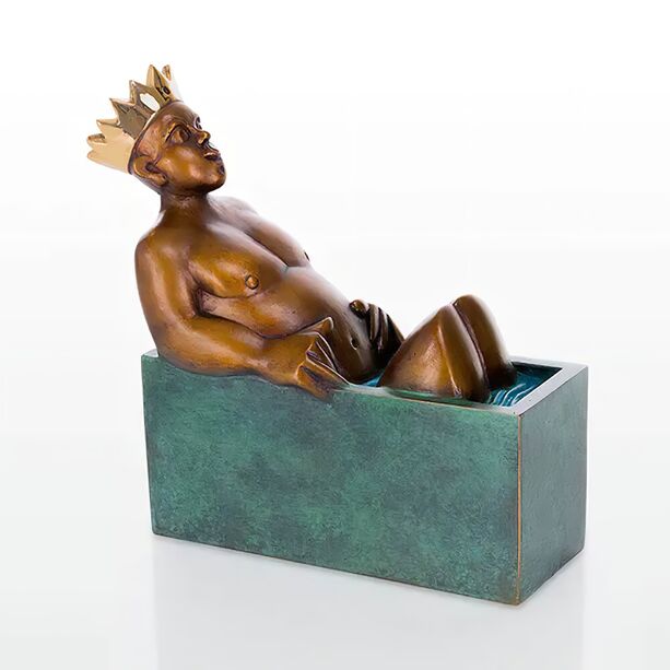 Knig sitzt in Wanne - farbige Bronzeskulptur mit Krone - Knigliches Bad
