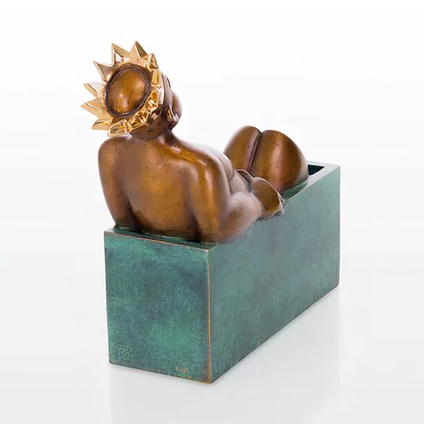 Knig sitzt in Wanne - farbige Bronzeskulptur mit Krone - Knigliches Bad