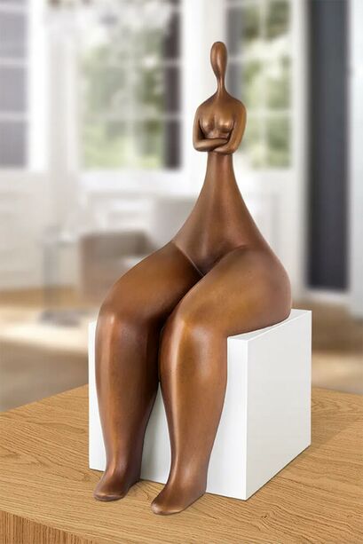 Sitzende Frauenskulptur aus limitierter Bronzeedition - Adagio