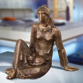 Sitzende Bronzefrau mit Katze im Scho - Die Katzenfreundin