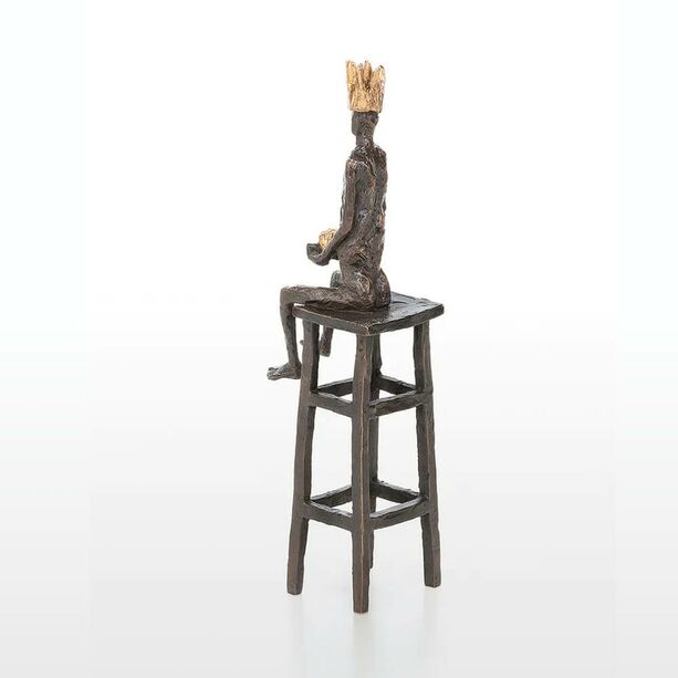 Knig sitzt auf Hocker - Bronzeskulptur mit Goldkrone - Kleiner Knig