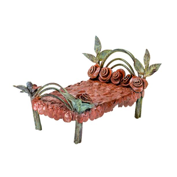 Rotes Bett als Kunstskulptur mit Rosen - Bronze limitiert - Bed of Roses