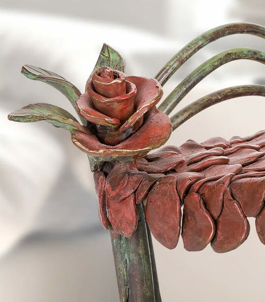 Rotes Bett als Kunstskulptur mit Rosen - Bronze limitiert - Bed of Roses