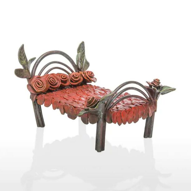 Rotes Bett als Kunstskulptur mit Rosen - Bronze limitiert - Bed of Roses