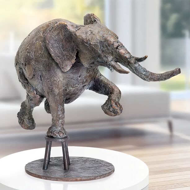 Elefant balanciert auf Hocker - Bronzeskulptur limitiert - Zirkuselefant