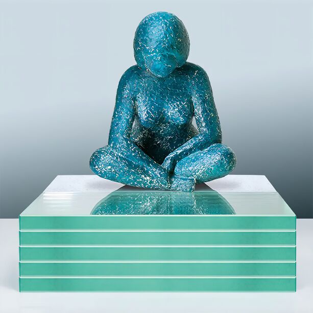 Frau schaut ins Wasser - Bronzefigur mit Glas und Stein - Lake Tranquility