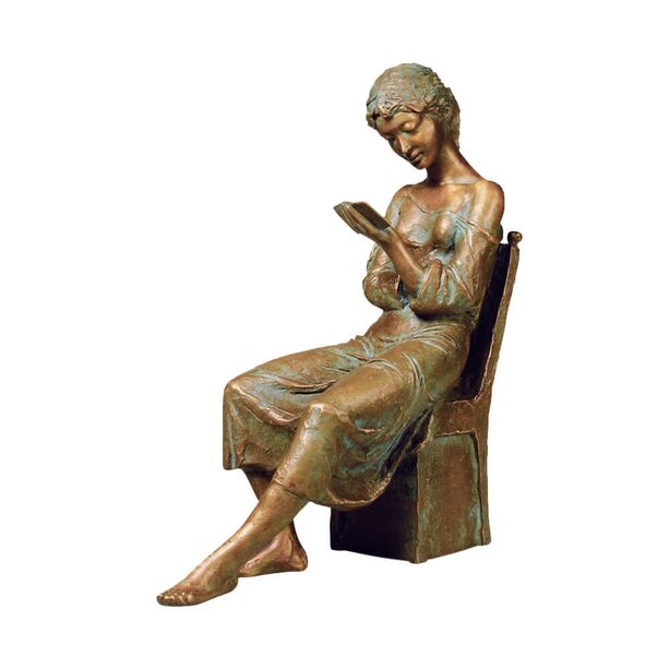 Frau sitzt auf Stuhl und liest als limitierte Bronzefigur - Der Brief
