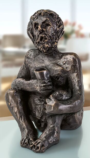 Sitzender Mann aus Bronze mit Kelch - limitierte Auflage - Bacchus