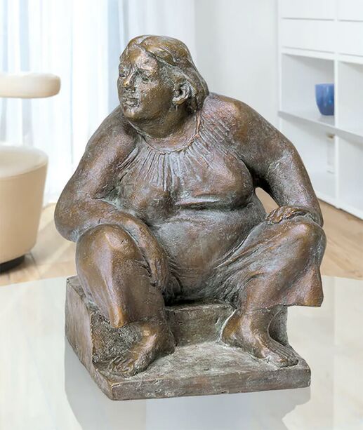Frau sitzt auf Treppe - Bronzefigur aus limitierter Edition - Hockende