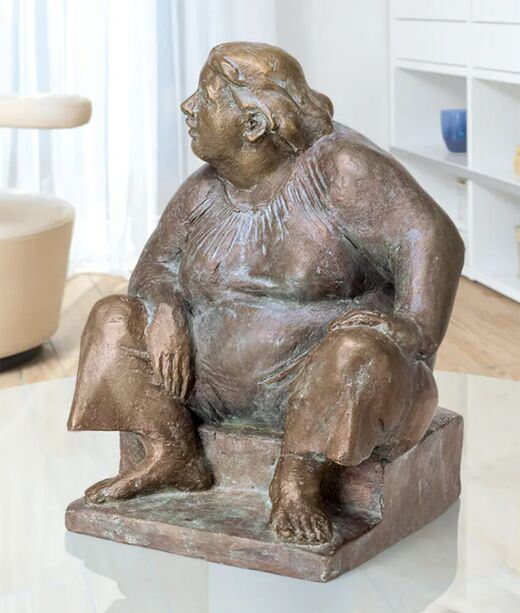Frau sitzt auf Treppe - Bronzefigur aus limitierter Edition - Hockende