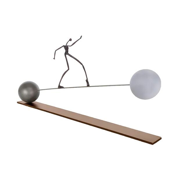 Abstrakter Mensch balanciert auf Stange - Bronzeplastik - Keep in Rhythm