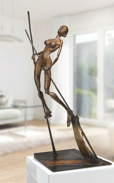 Frau auf Stelzen - stilvolle Bronze Aktskulptur - Die Knigin
