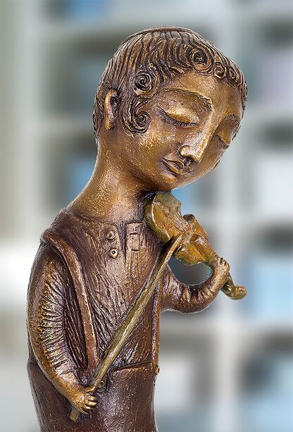 Junge mit Geige aus limitierter Bronzeedition - Geiger auf Stuhl