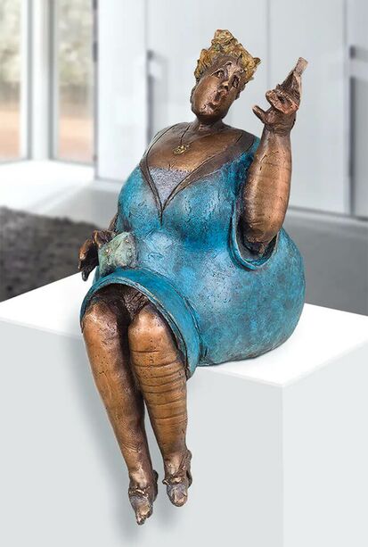 Sitzende Bronze Dame fr Podeste und Fensterbnke - Koketa