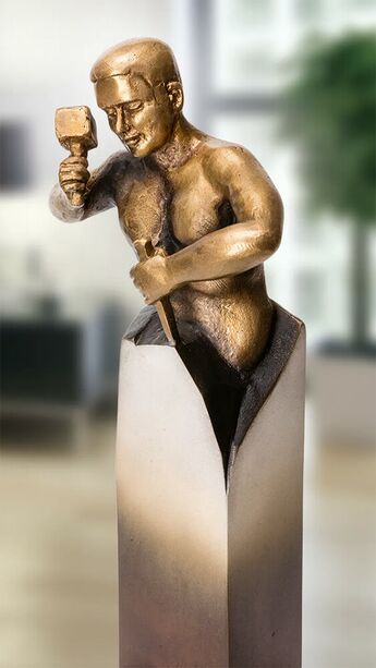 Mann schmiedet Steinblock - limitierte Bronzefigur - Le Sage 2015