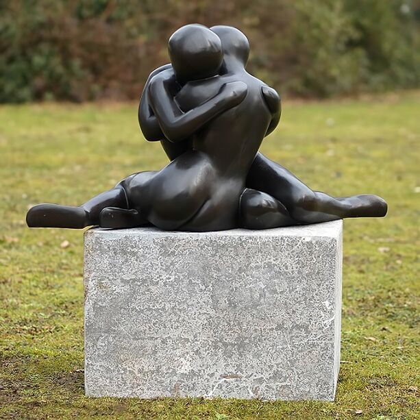 Moderne Bronzestatue Liebespaar in schwarz - Couple damour