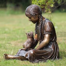 Sitzende Bronze Mdchenfigur mit Katze - Mdchen und Katze