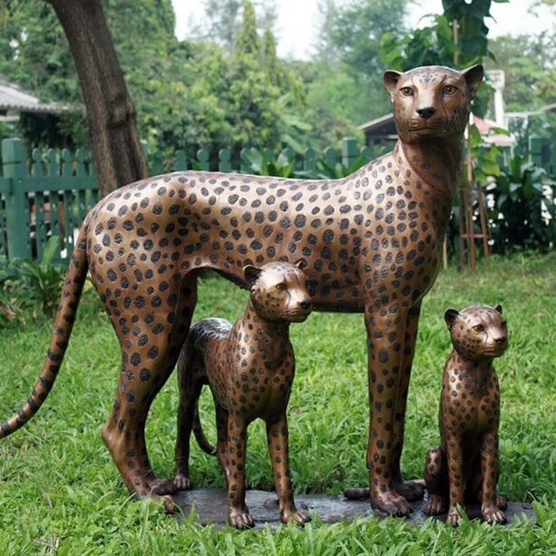 Gepardenweibchen mit 2 Jungtieren - Bronzefigur - Gepardenfamilie