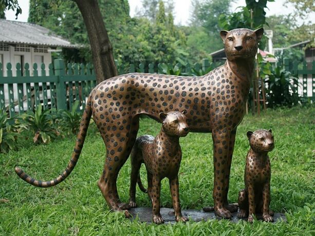Gepardenweibchen mit 2 Jungtieren - Bronzefigur - Gepardenfamilie