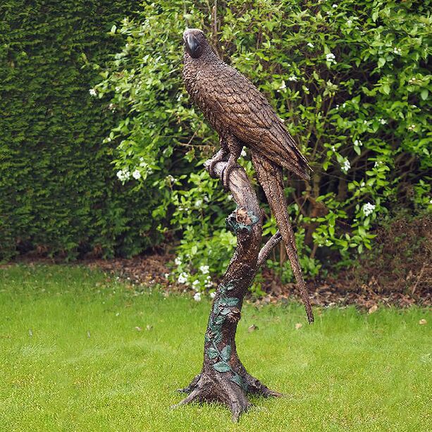 Bronzevogel sitzt auf Ast - patinierte Gartenfigur - Papagei Tommi