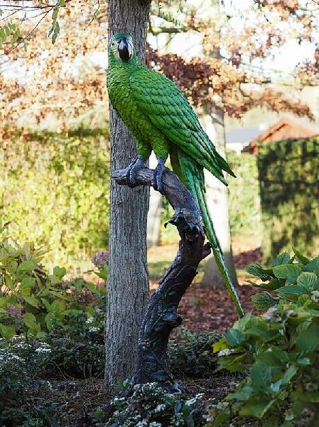Grüner Ara auf Ast aus Bronze als Gartenskulptur - Papagei Tommi