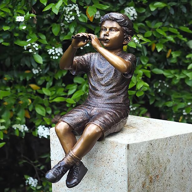 Sitzende Junge spielt Flte - Bronzefiguren - Fltenspieler Geran