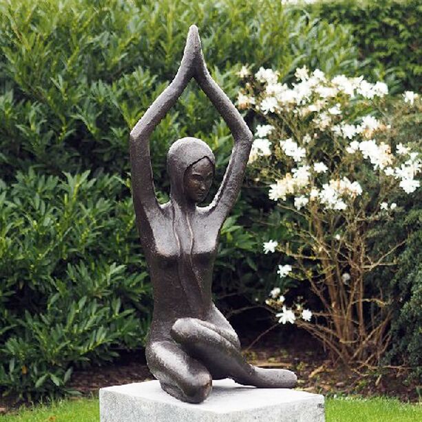 Moderne Frauen Bronzeskulptur für draußen - Femme Meran