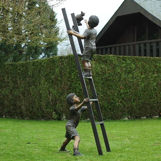 Bronzeskulptur 2 Jungen und Katze auf Leiter - Jungen auf Leiter