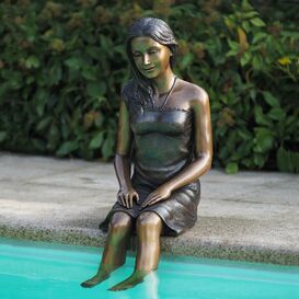 Sitzende Bronze Frauenskulptur mit Kleid - Frau Odena