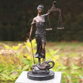 Frauen Bronzestatue mit Waage der Gerechtigkeit - Justitia