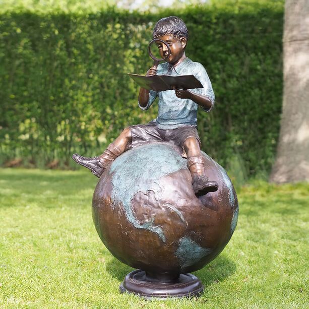 Erdball mit lesendem Junge - Bronzestatue - Junge auf Globus