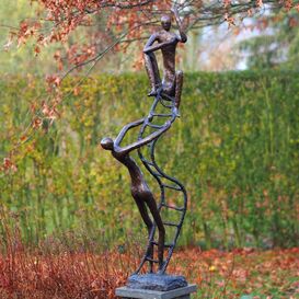 Abstrakte Deko Bronzefigur Menschen mit Leiter - Fidelius