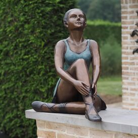 Bronze Frauenfigur mit Ballerinas und Kleid - Sitzende...