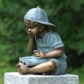 Deko Gartenskulptur Junge mit Buch aus Bronze - Junge liest