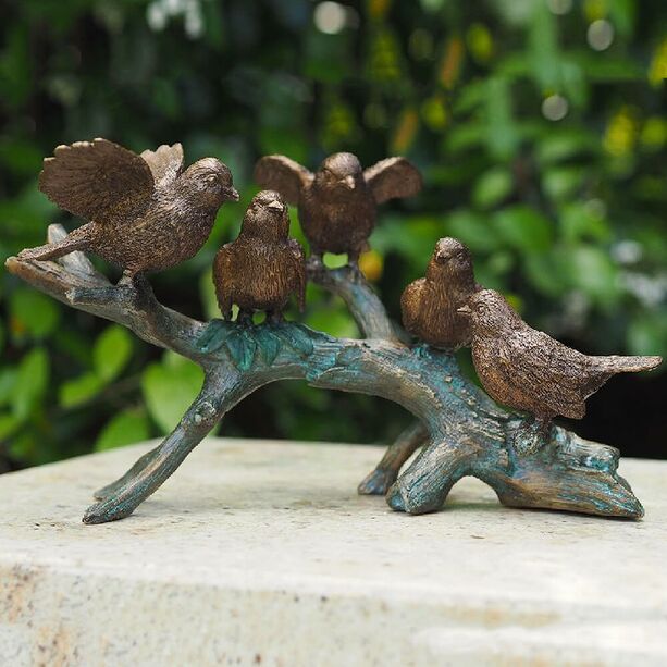 Kleine Bronzevögel auf Ast in detaillierter Optik - Vogelschwarm