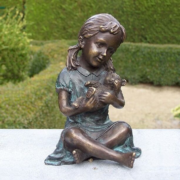 Sitzendes Mdchen mit Teddy aus Bronze - Annelie
