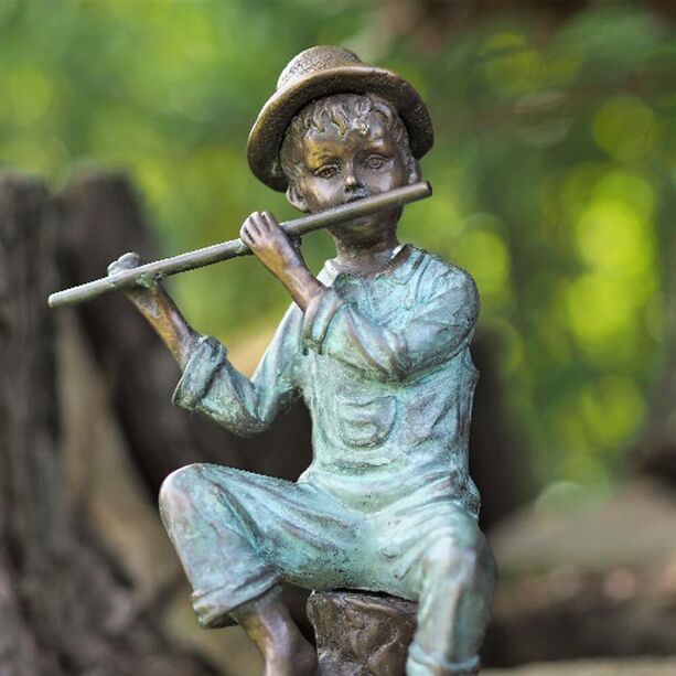 Flötenspieler auf Baumstamm aus Bronze - Lenni mit Flöte