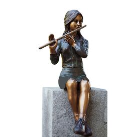 Sitzende Flötenspielerin aus Bronze - Frau mit Flöte