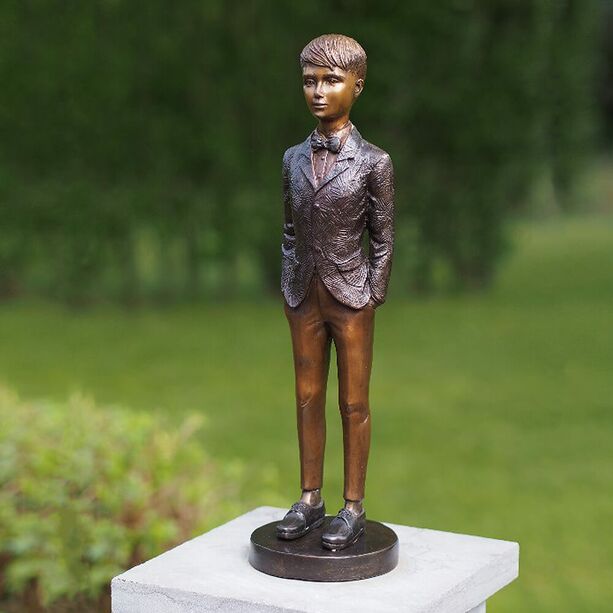 Stehender Junge im Anzug - Garten Bronzefigur - Junger Mann