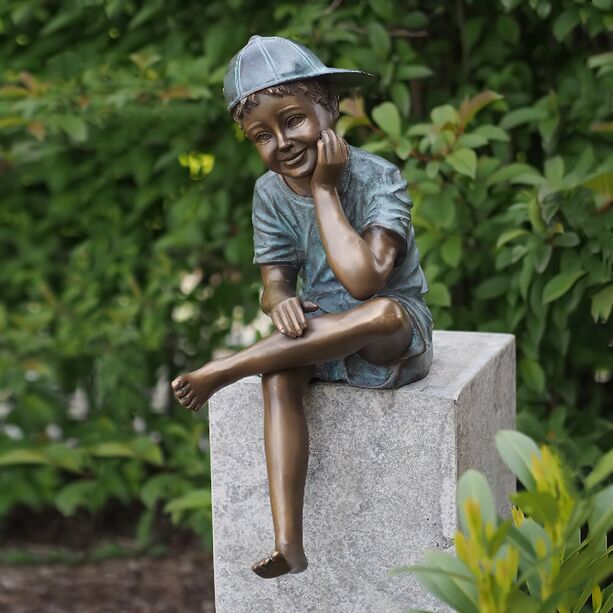 Kleiner Junge mit Mütze aus Bronze - Junge mit Mütze