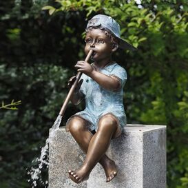 Kleiner Bronze Junge mit Flte als Wasserspeier - Timothy