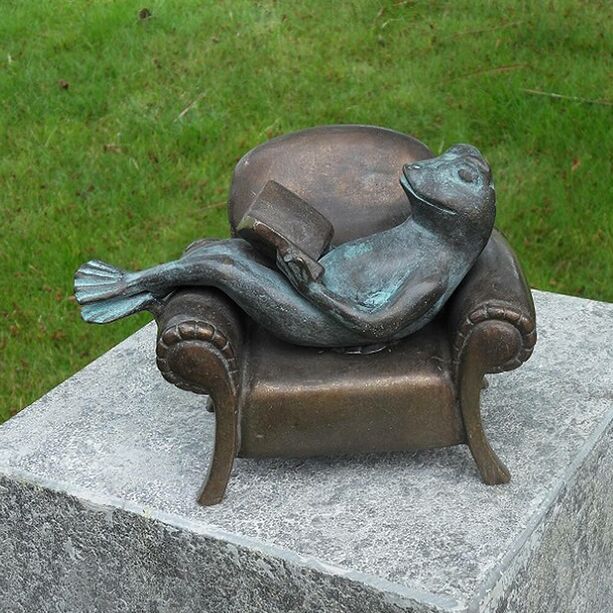 Frosch auf Sessel liest Buch - Bronze Dekofigur - Adeban liest