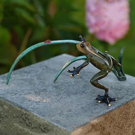 Bronze Frosch auf Grashalm mit Marienkfer - Frosch Elzo