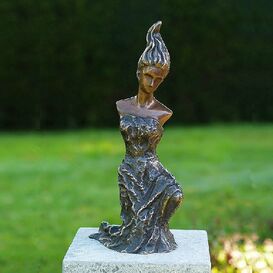Kniende Frau mit flammenden Haaren aus Bronze - Flamona