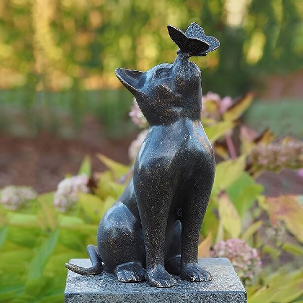 Sitzende Katze mit Schmetterling - Bronzestatue - Katze Lea