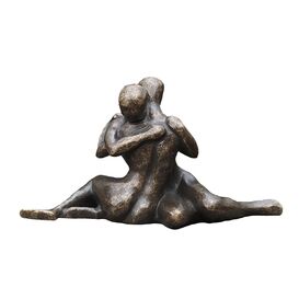 Sitzendes Liebespaar hlt sich im Arm - Bronze - Paroento